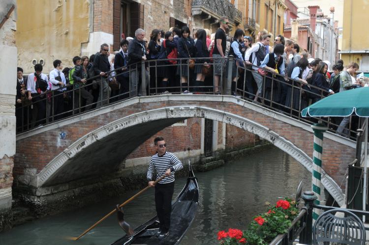 .turisti affollano venezia