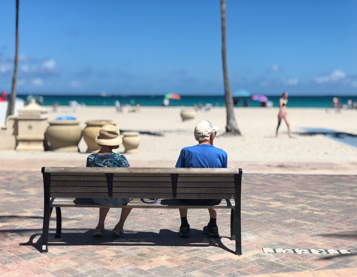 adult_beach_bench_couple_depth_of_field_focus_leisure_miami-1527353.jpg!d